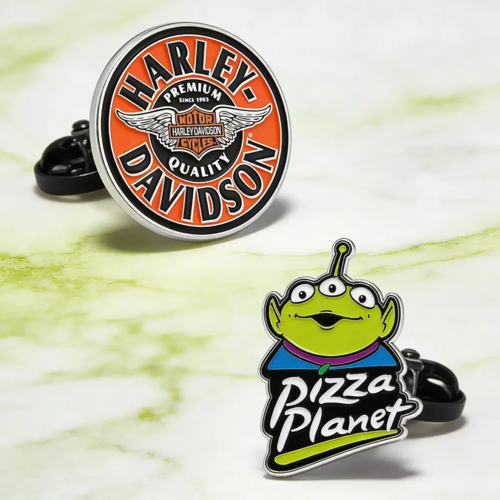 pines-metalicos-personalizados-con-colores-vivos