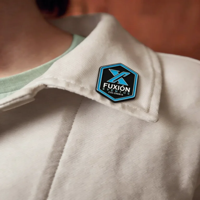 pines para ropa personalizados con logo